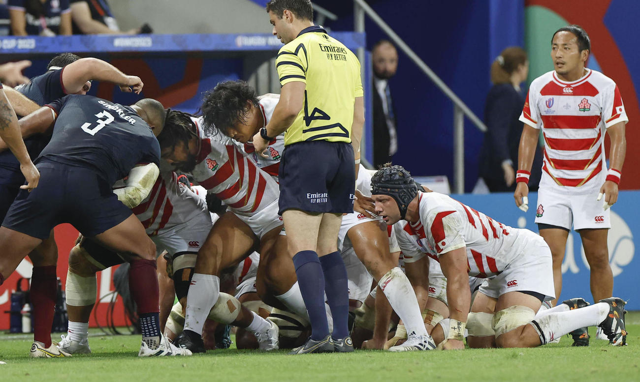 日本対イングランド　前半、スクラムに臨む、左から堀江、稲垣、ラブスカフニ。右端は流（共同）