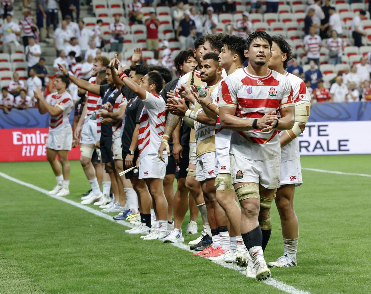 ラグビーW杯フランス大会の1次リーグでイングランドに敗れ、ファンにあいさつする日本の姫野（手前）ら＝17日、ニース（共同）
