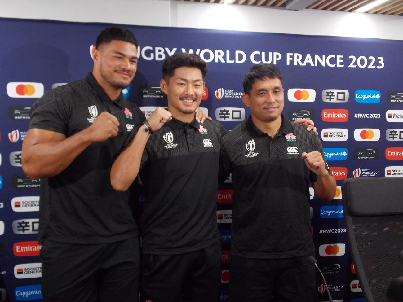 トゥールーズ入りし、会見に臨んだ日本代表の右から小倉、福田、フィフィタ