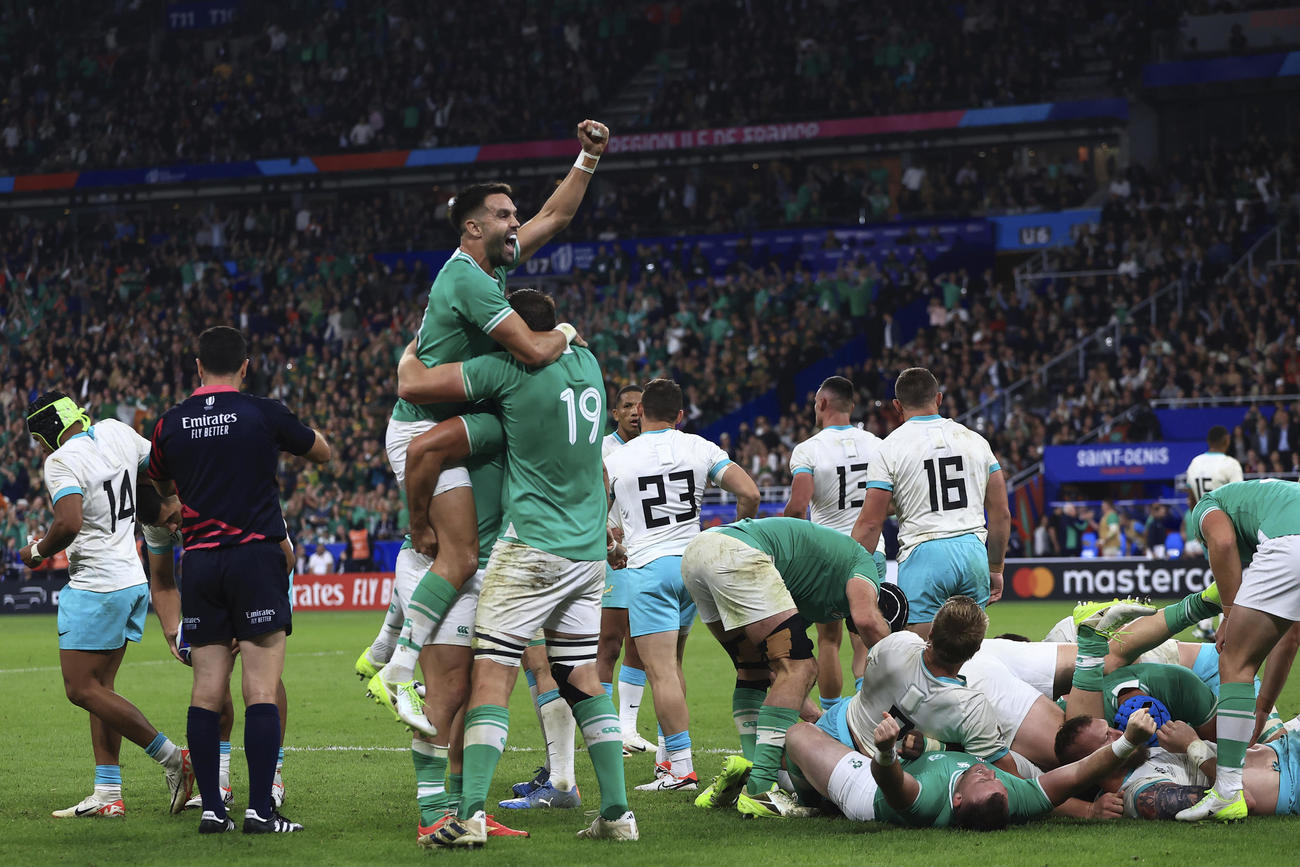 南アフリカを破り歓喜するアイルランドの選手（AP）