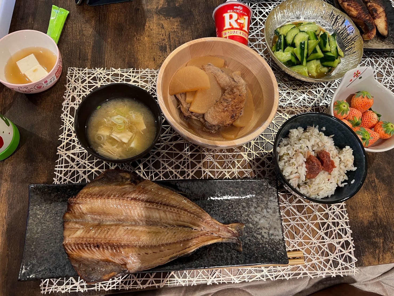 東京SG復帰後の練習日の松島幸太朗の食事。夫人の手作りでたんぱく質をしっかりと摂取。練習のため昼食が午後2時を過ぎることが多いため、時間に合わせて夕食の量を調整。この日はご飯が少なめ（本人提供）