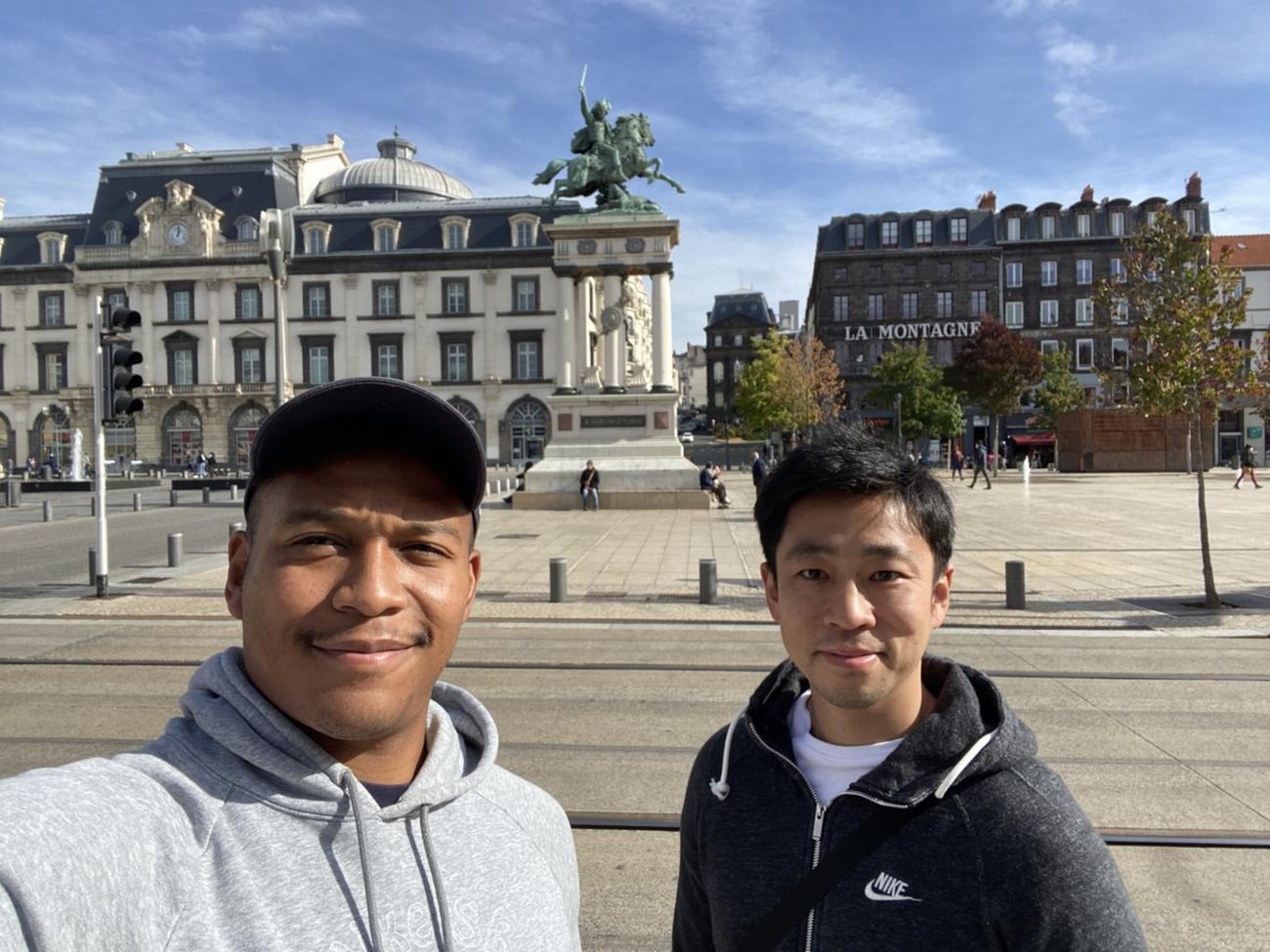 フランス1季目の20年10月、松島幸太朗（左）は渡仏した東京SGの鈴木伸行トレーナーと現地で写真に納まる（本人提供）
