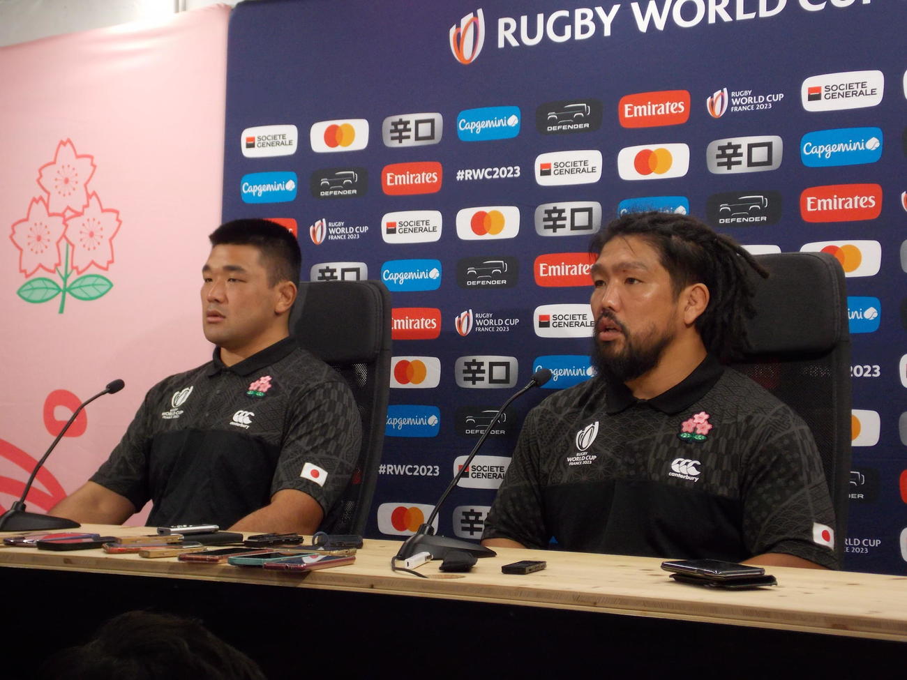 練習を終えて記者会見で思いを語る日本代表フッカー堀江翔太（右）とプロップ具智元