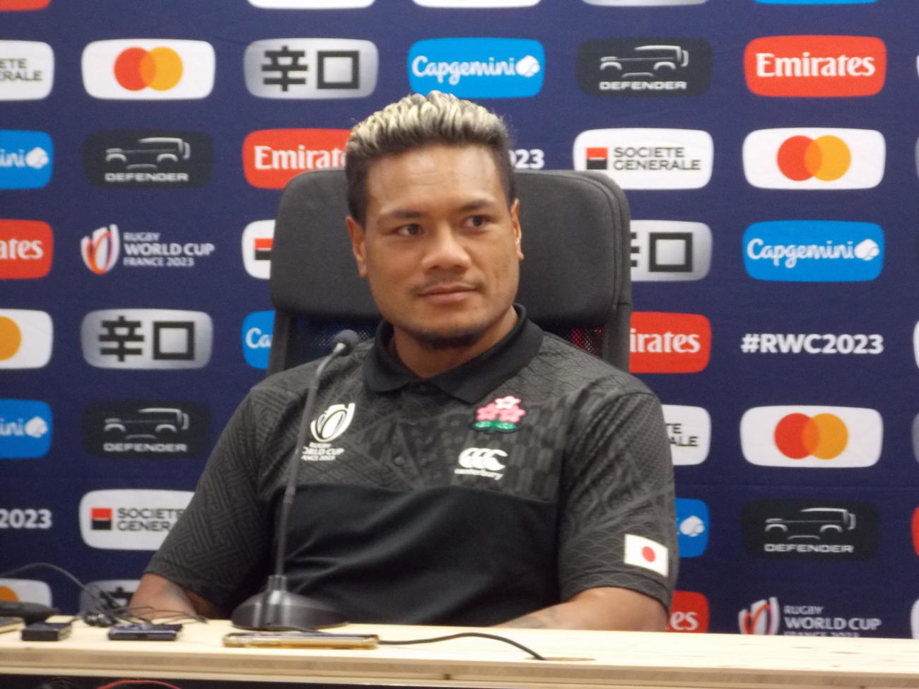 サモア戦を2日後に控えた会見で思いを語る日本代表FBレメキ・ロマノラバ