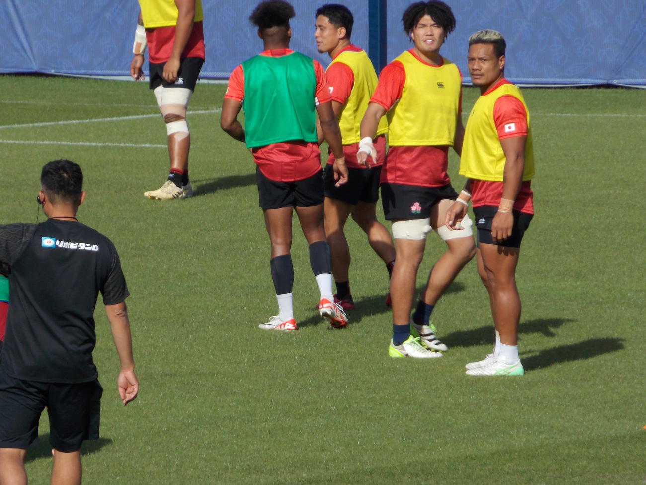 サモア戦を2日後に控えた練習で汗を流す日本代表の右からレメキ・ロマノラバ、福井翔大、小倉順平、松島幸太朗