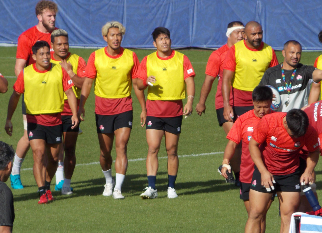 サモア戦を2日後に控えた練習で汗を流す日本代表の後列左はワーナー・ディアンズ。前列左から小倉順平、レメキ・ロマノラバ、山中亮平、松田力也、垣永真之介、リーチ・マイケル