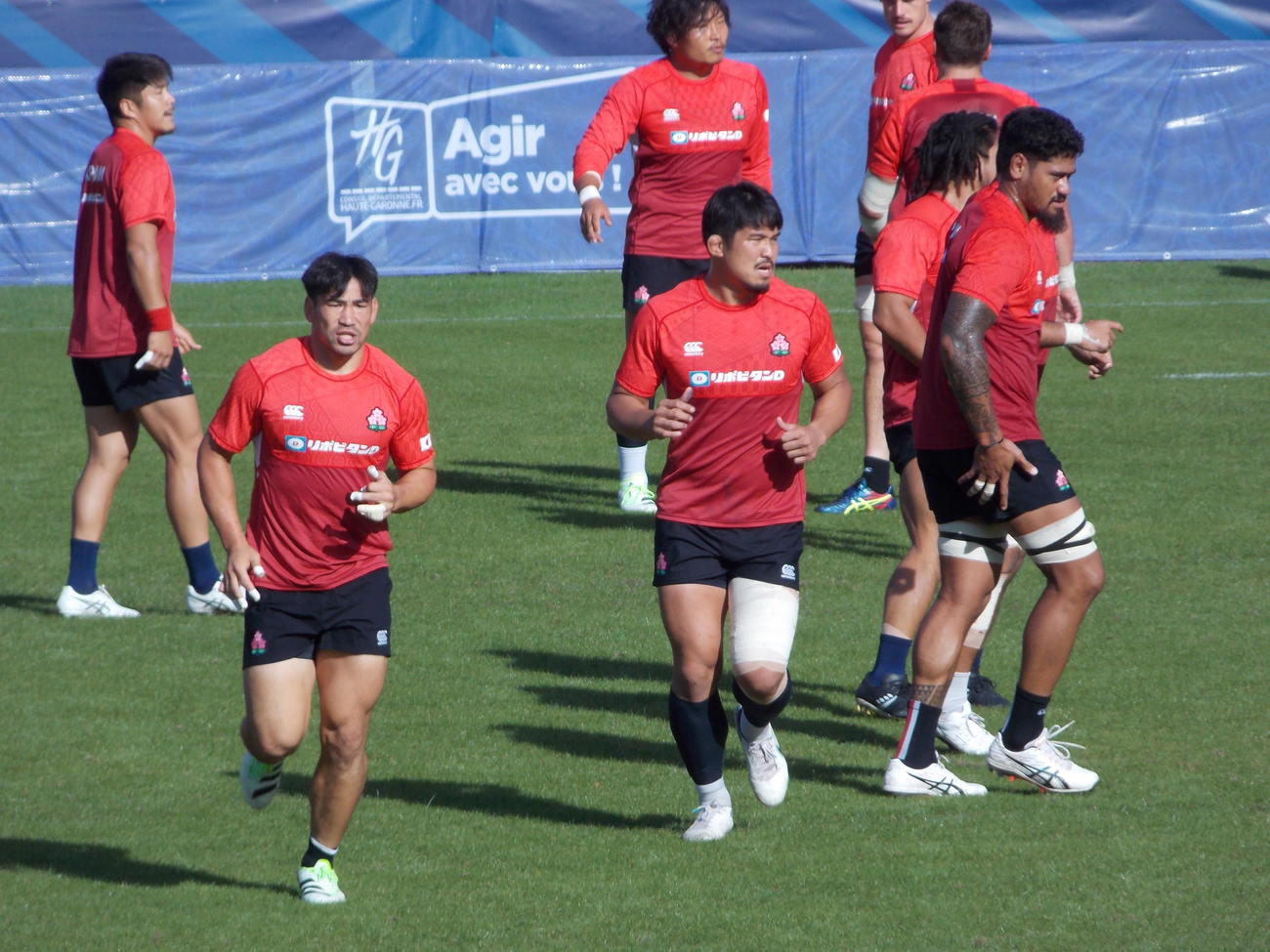 サモア戦を2日後に控えた練習で汗を流す日本代表CTB中村亮土（左）、NO8姫野和樹（左から2人目）ら