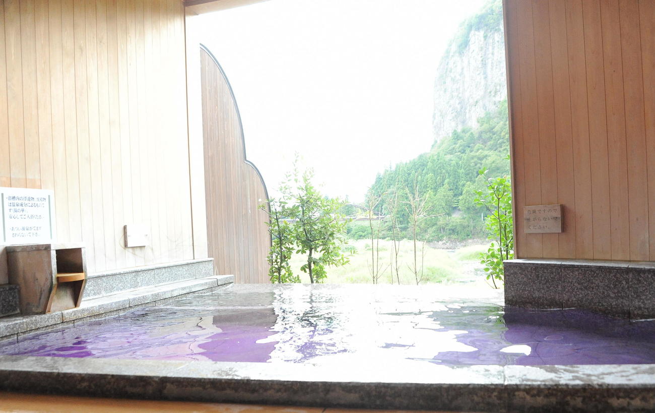 景勝八木ケ鼻を望む露天風呂の湯は日本代表の試合日はさくら色に染まる