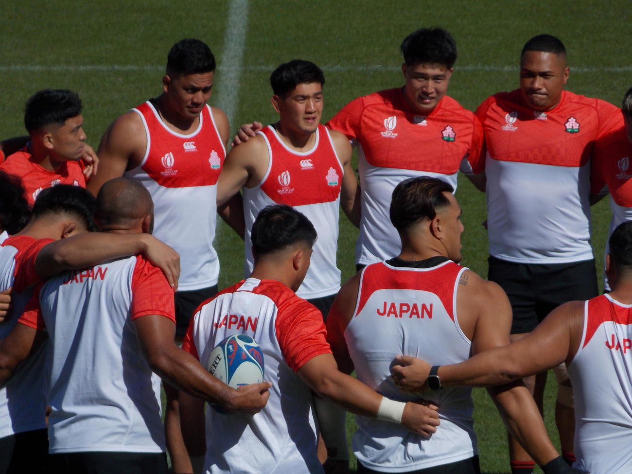 サモア戦前日練習で円陣を組むSO李承信（後列右から3人目）ら日本代表