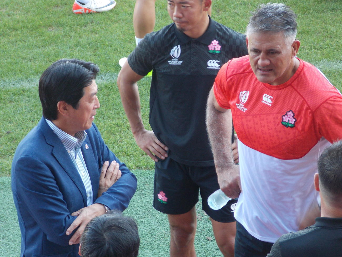 日本のサモア戦前日練習に訪れた日本協会の土田雅人会長（左）はジェイミー・ジョセフ・ヘッドコーチと談笑する