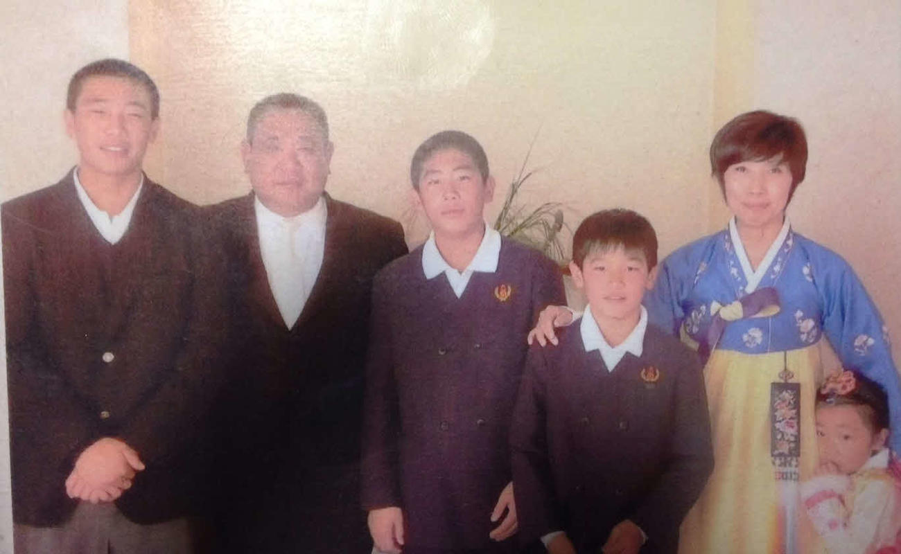 小学3年生の頃の李承信（右から3人目）は母の永福さん（同2人目）ら家族や親戚と写真に納まる（家族提供）