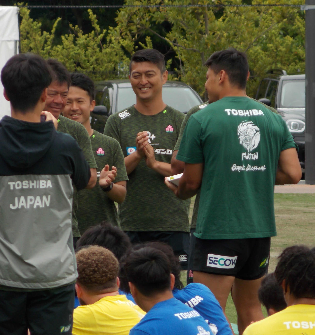 7月、千葉・浦安合宿で笑顔を見せる高森草平氏（右から2人目）（撮影・松本航）