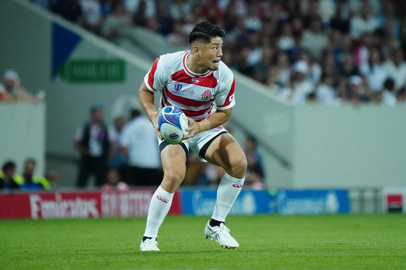 日本対サモア　前半、プレーするSO松田（撮影・パオロ　ヌッチ）