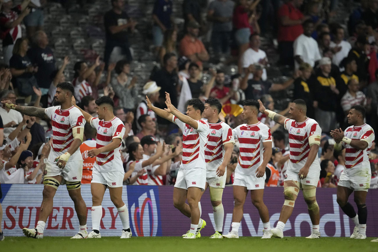 日本対サモア戦　終了後にピッチを歩き回る日本の選手たち（AP）