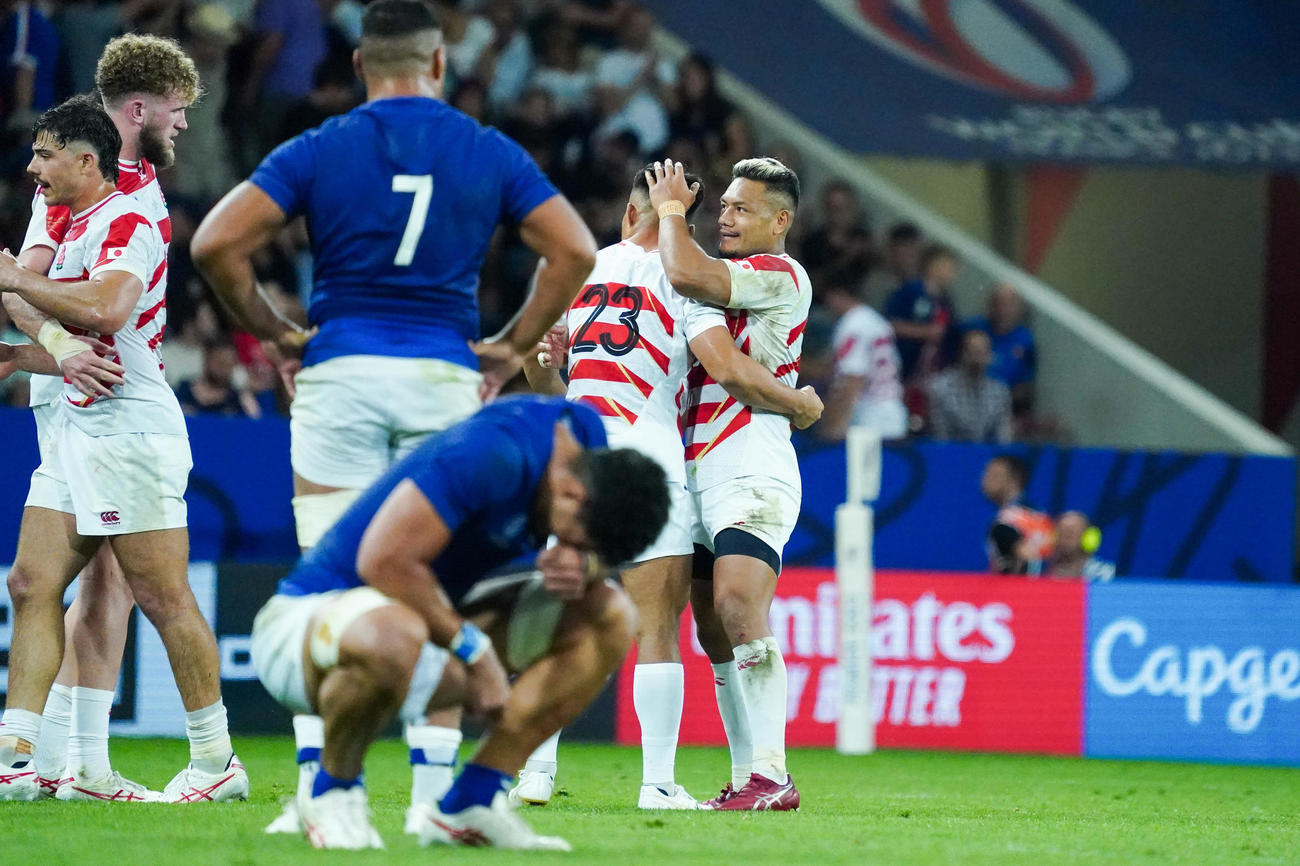 日本対サモア　サモアに勝利し、喜ぶFBレメキ（右）ら日本フィフティーン（撮影・パオロ　ヌッチ）