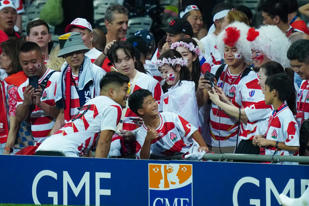 日本対サモア　サモアに勝利し、ファンと記念撮影する松田（中央左）（撮影・パオロ　ヌッチ）