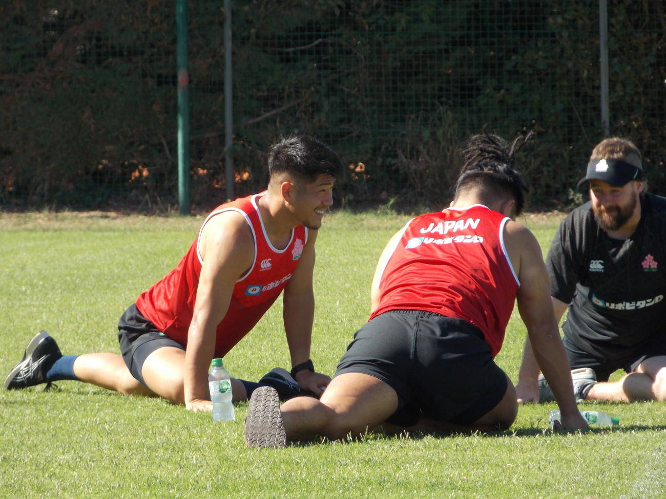 トゥールーズの練習場で笑顔を見せる日本代表の松田力也（左）