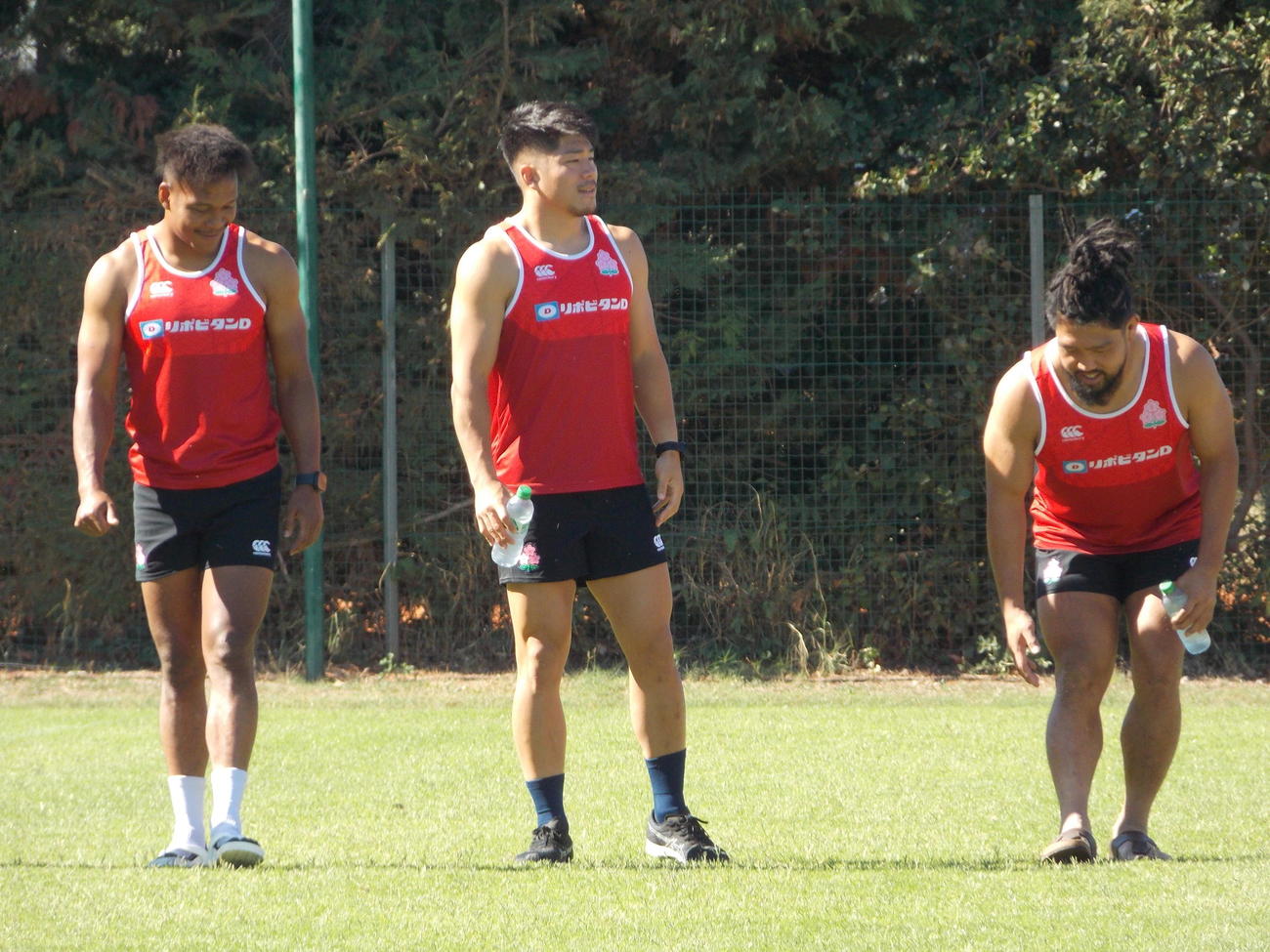 トゥールーズの練習場で体を動かす日本代表の右から堀江翔太、松田力也、松島幸太朗