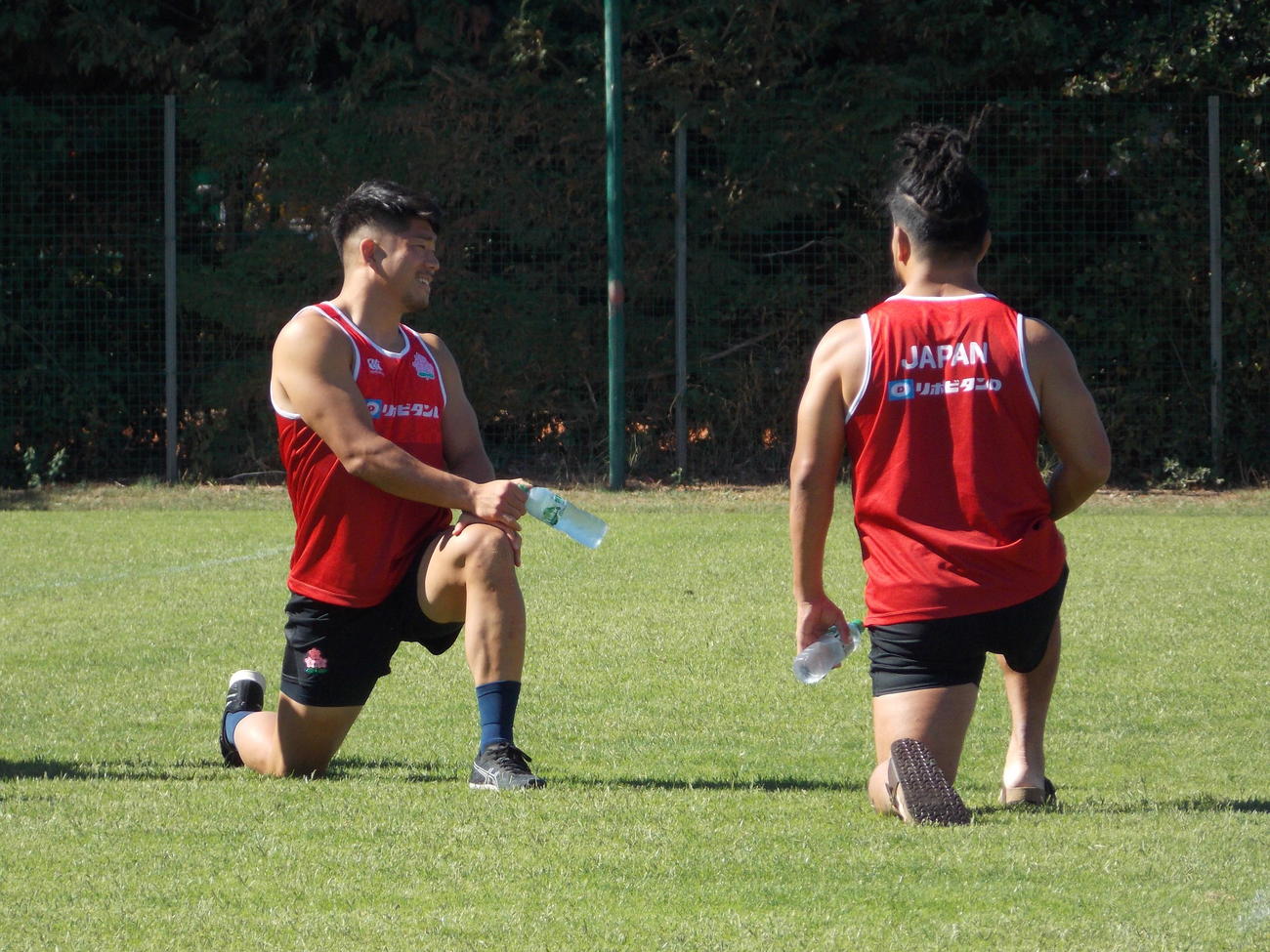 トゥールーズの練習場で笑顔を見せる日本代表の松田力也（左）