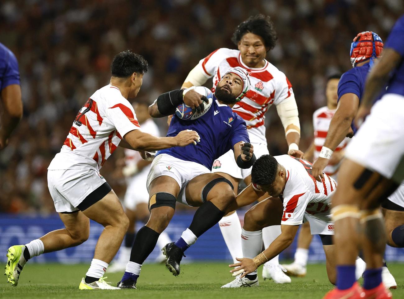 サモア戦でダブルタックルに行くCTB中村（左）とSO松田（ロイター）