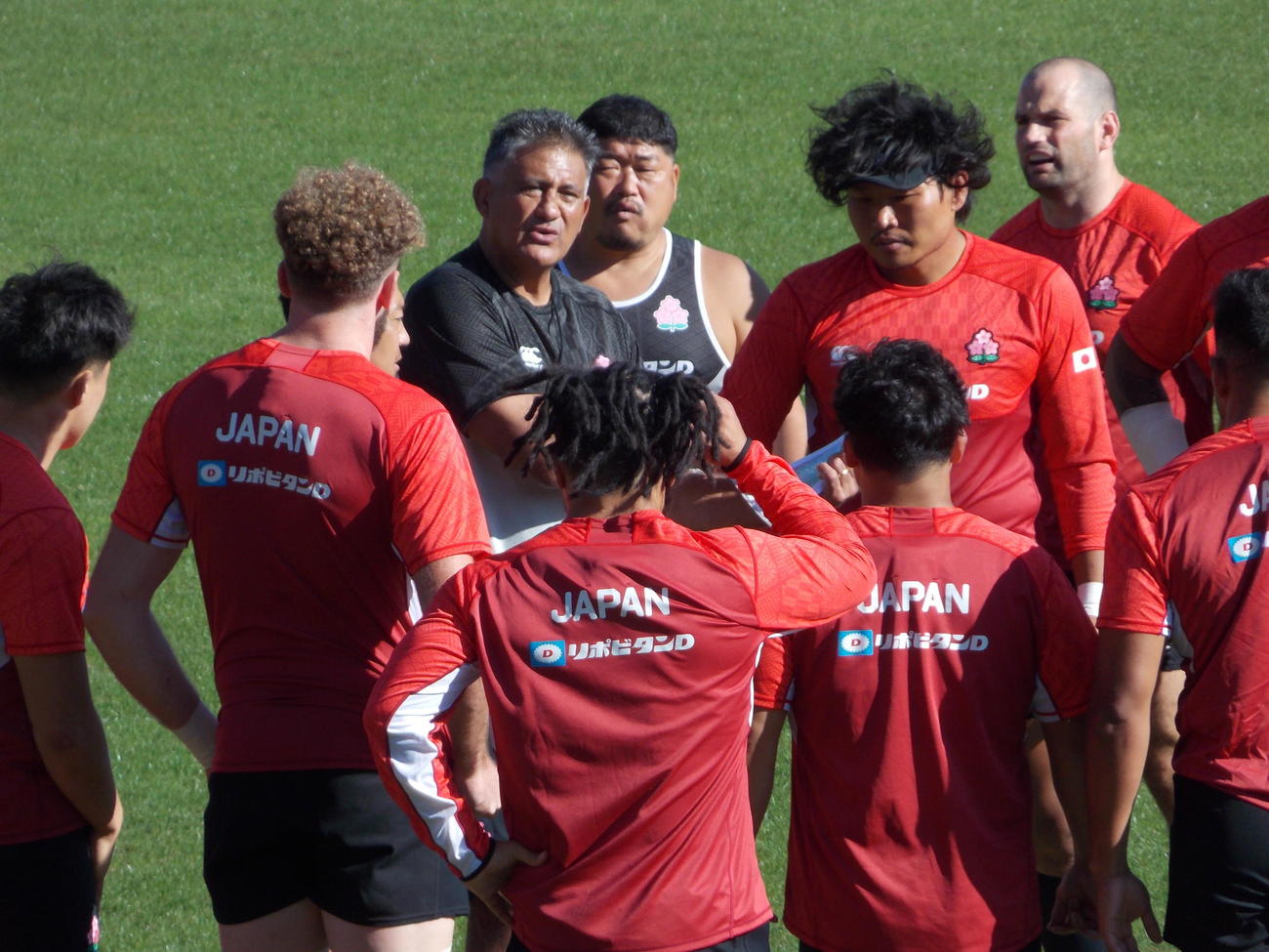 ジョセフ・ヘッドコーチの話を聞く日本代表。後列右からクレイグ・ミラー、稲垣、長谷川コーチ（撮影・松本航）