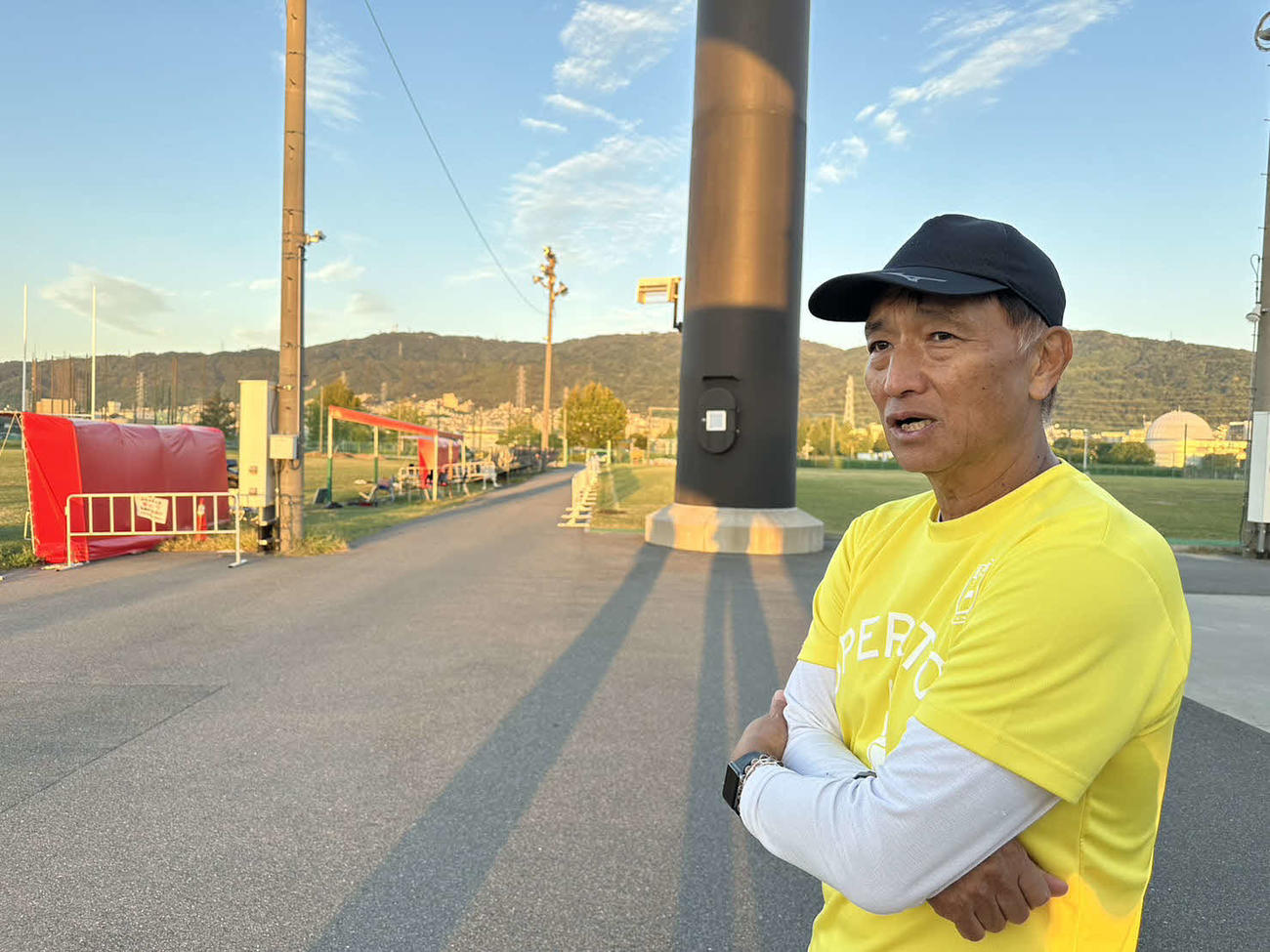 練習後に取材に応じる花園近鉄ライナーズの向井昭吾ヘッドコーチ（撮影・益子浩一）