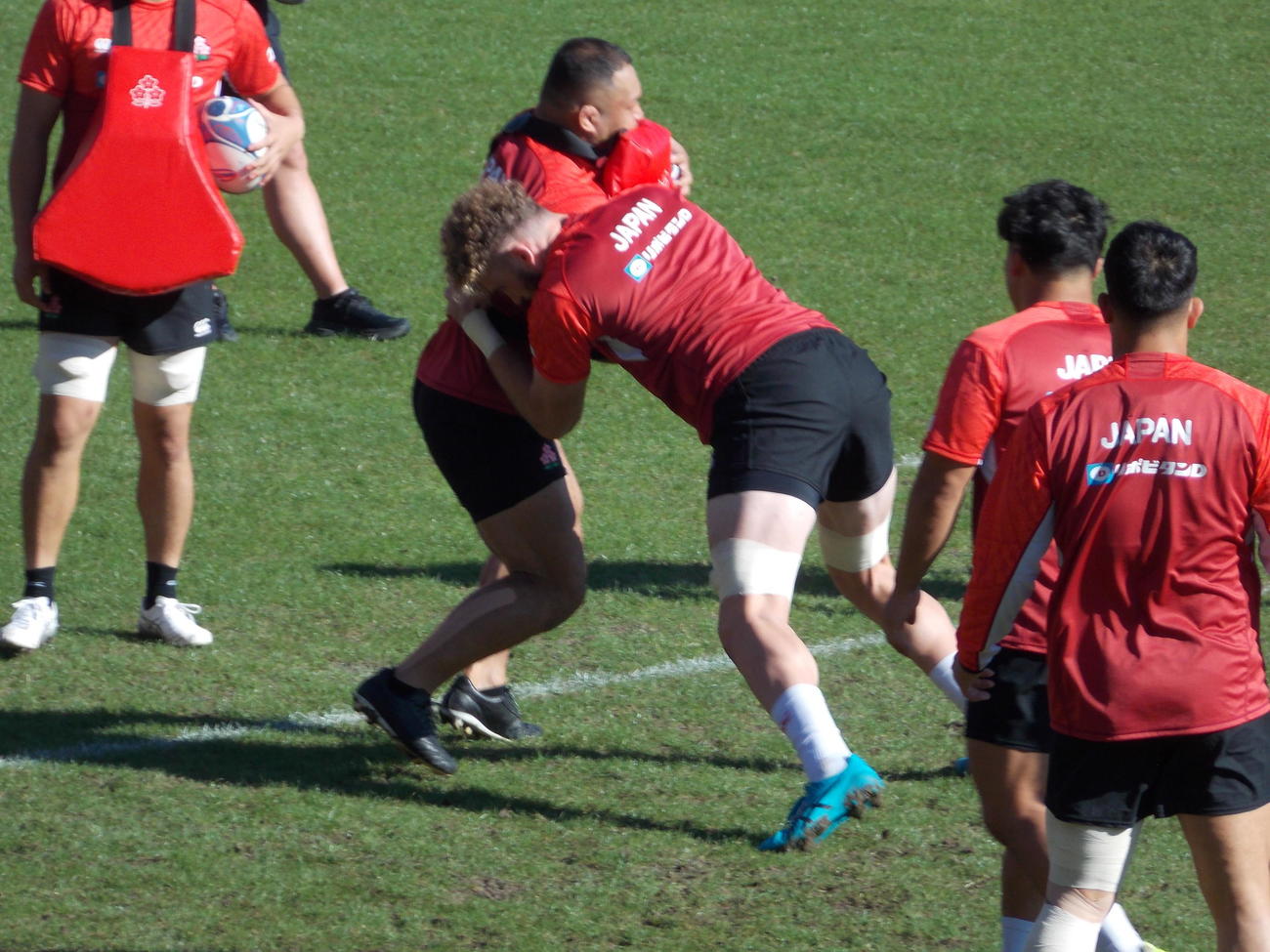 アルゼンチン戦に向けた練習でタックルする日本代表ロックのワーナー・ディアンズ（右から3人目）