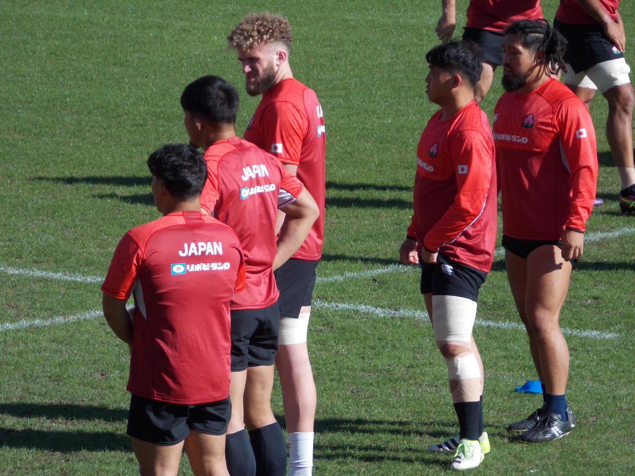 アルゼンチン戦に向けた練習で仲間と話す日本代表ロックのワーナー・ディアンズ（左から3人目）