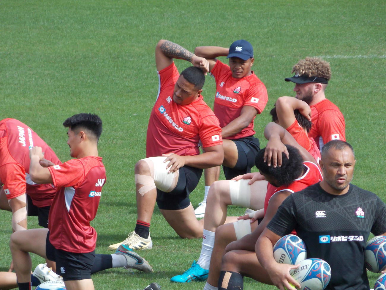 アルゼンチン戦に向けた練習でストレッチをする日本代表WTB松島幸太朗（後列）（2023年10月4日撮影）