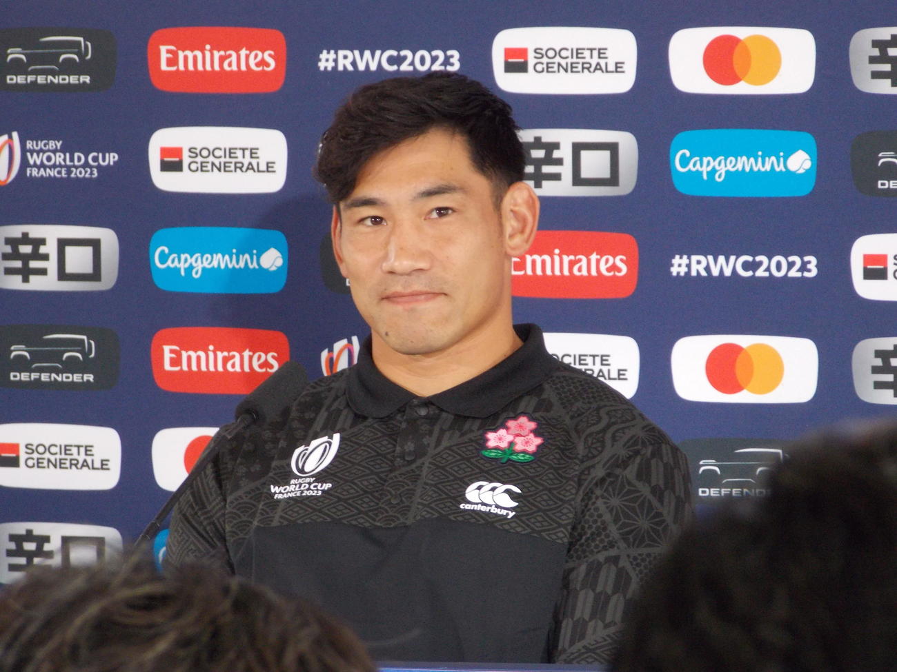 ナントの試合会場で記者会見に臨んだ日本代表CTB中村亮土