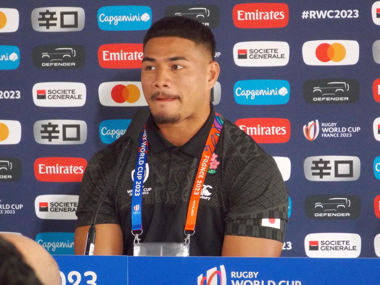 ナントの試合会場で記者会見に臨んだ日本代表WTBシオサイア・フィフィタ