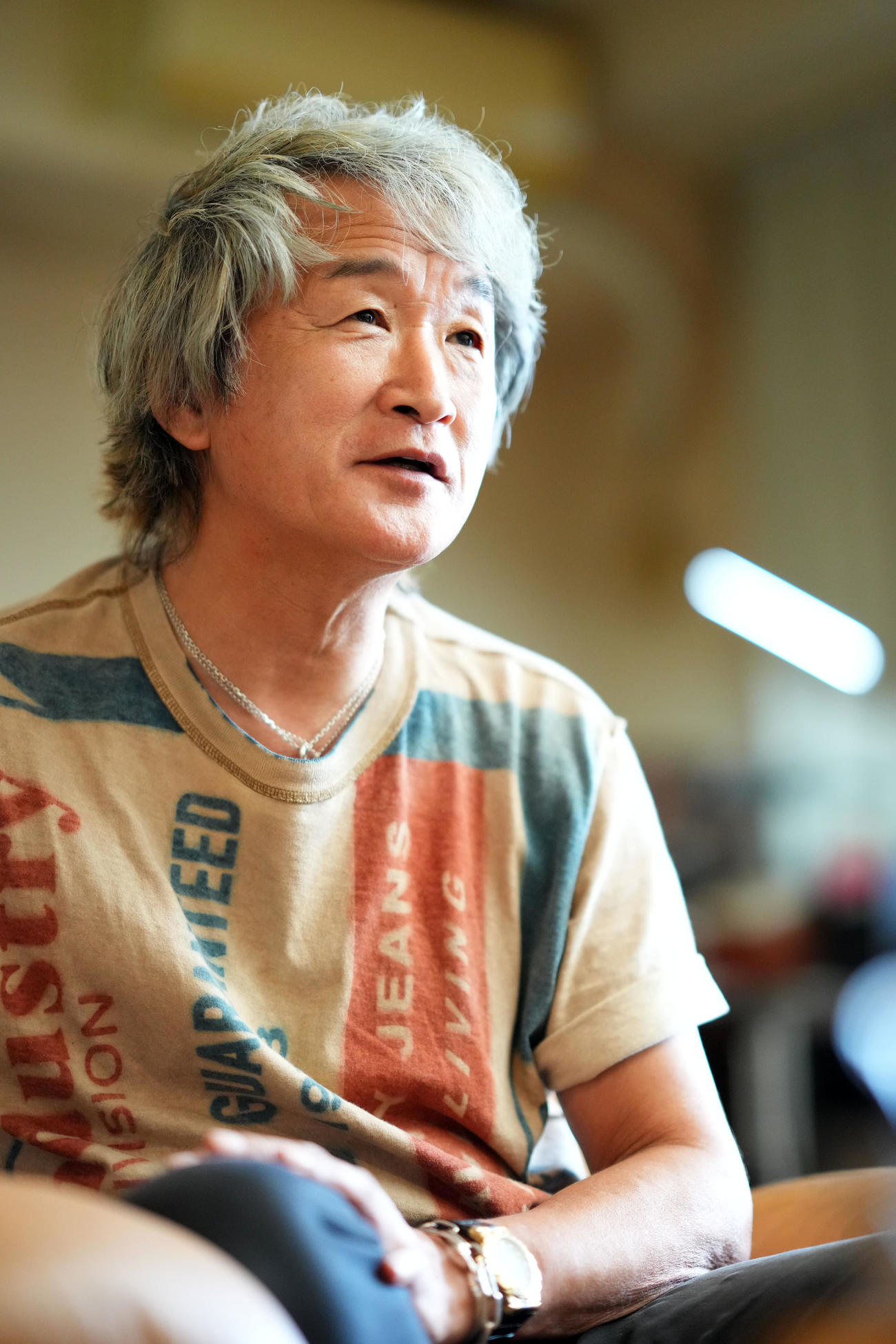 取材に応じる板垣恵介氏（撮影・横山健太）