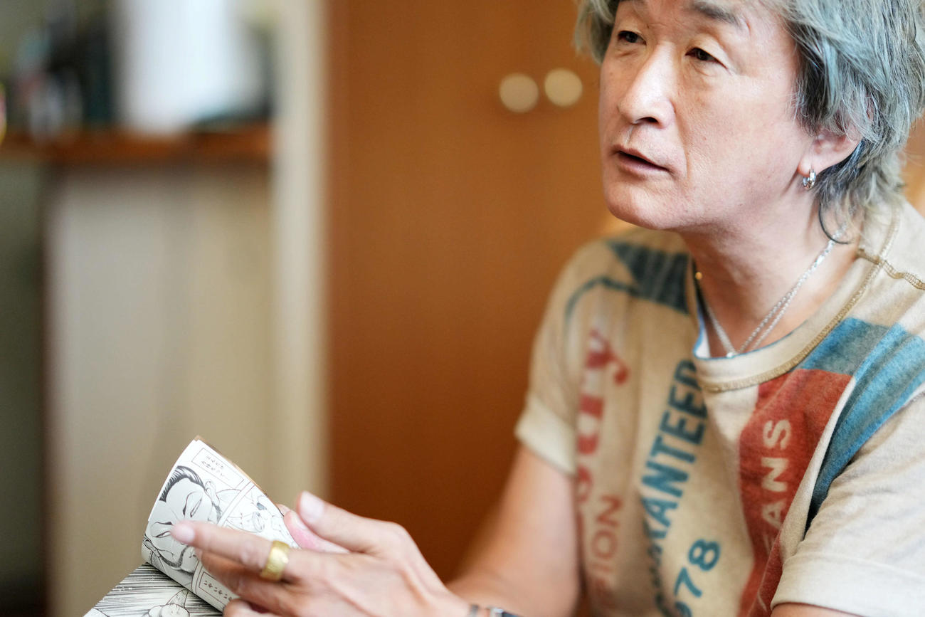 取材に応じる板垣恵介氏（撮影・横山健太）