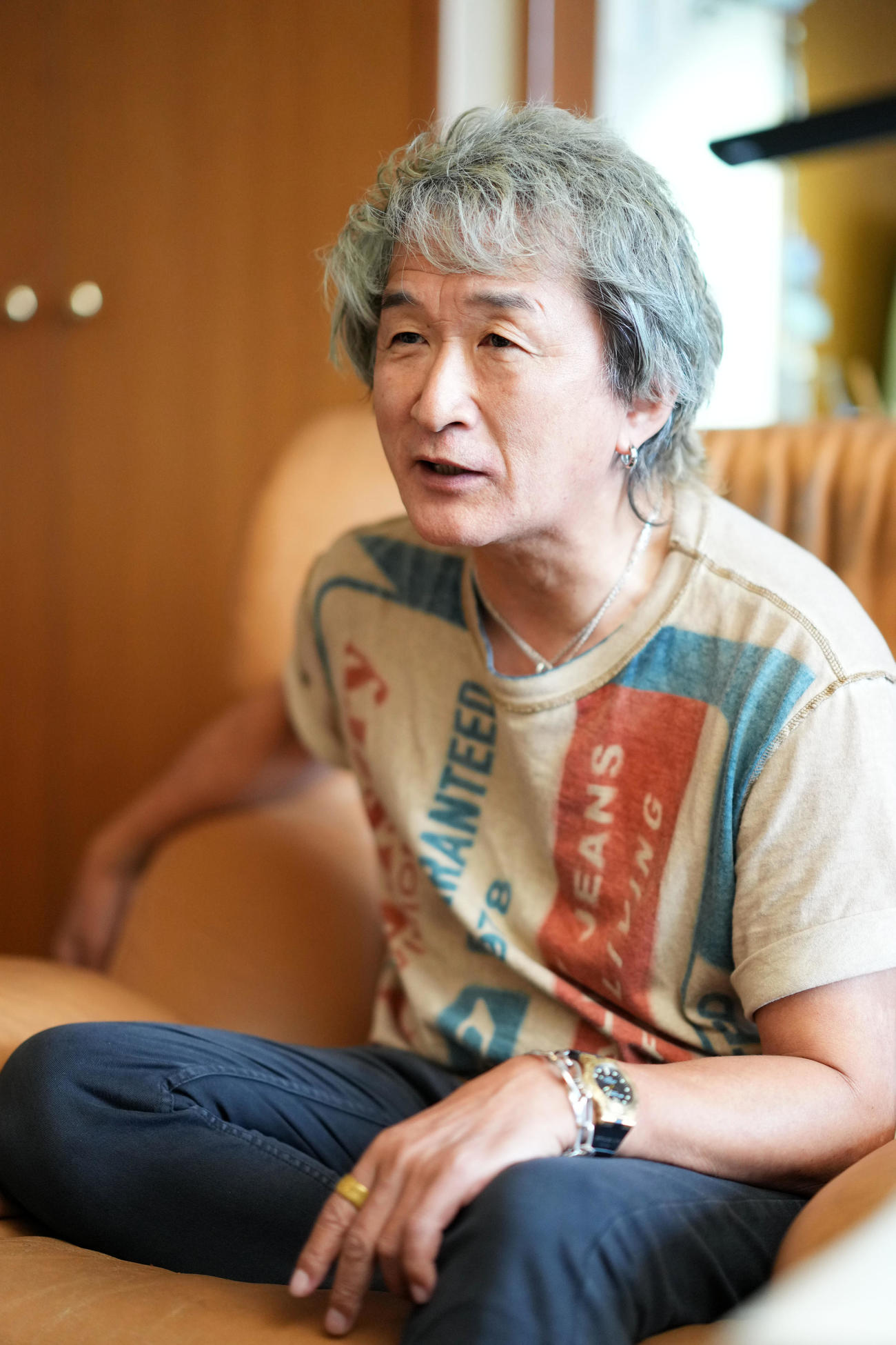 取材に応じる板垣恵介氏（撮影・横山健太）
