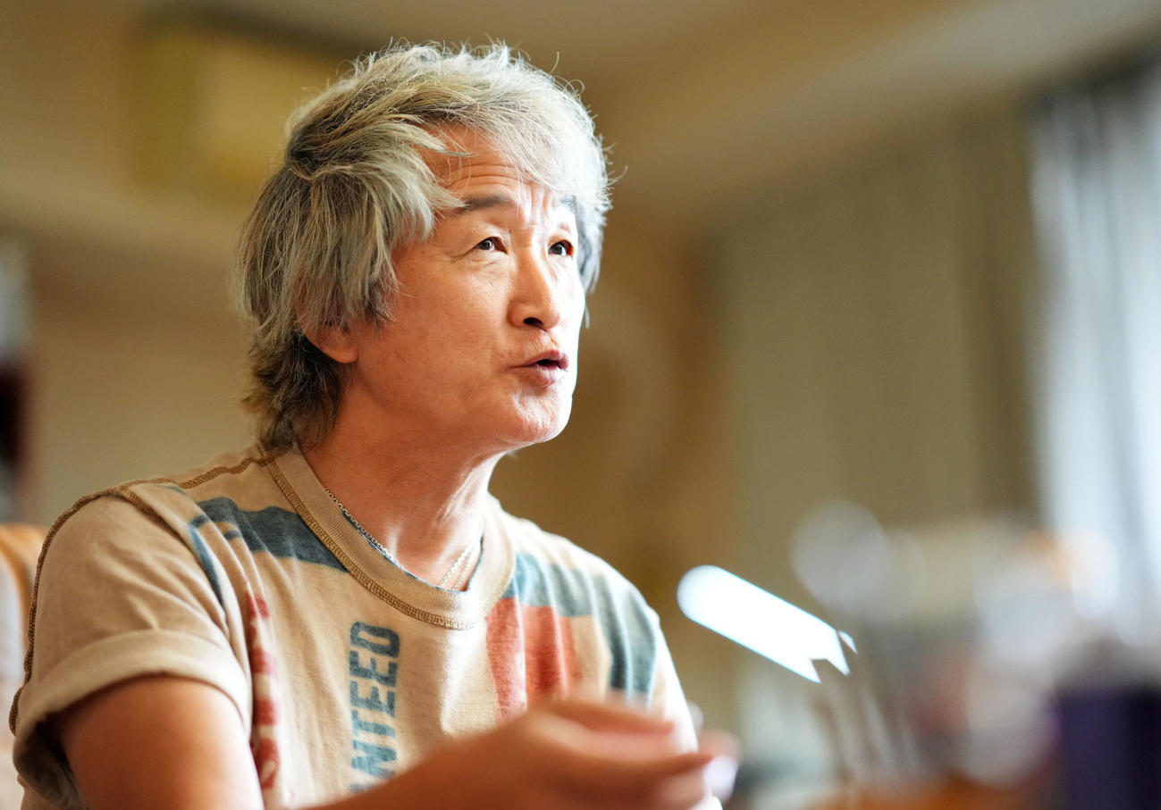 取材に応じる板垣恵介氏（撮影・横山健太）