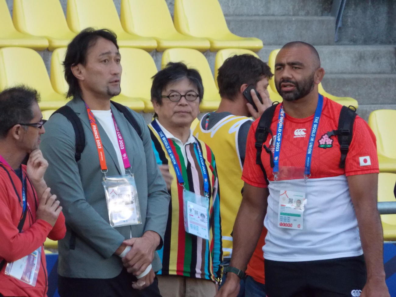 ナントの試合会場で会話する日本代表のリーチ・マイケル（右）と元代表の大野均氏（左から2人目）