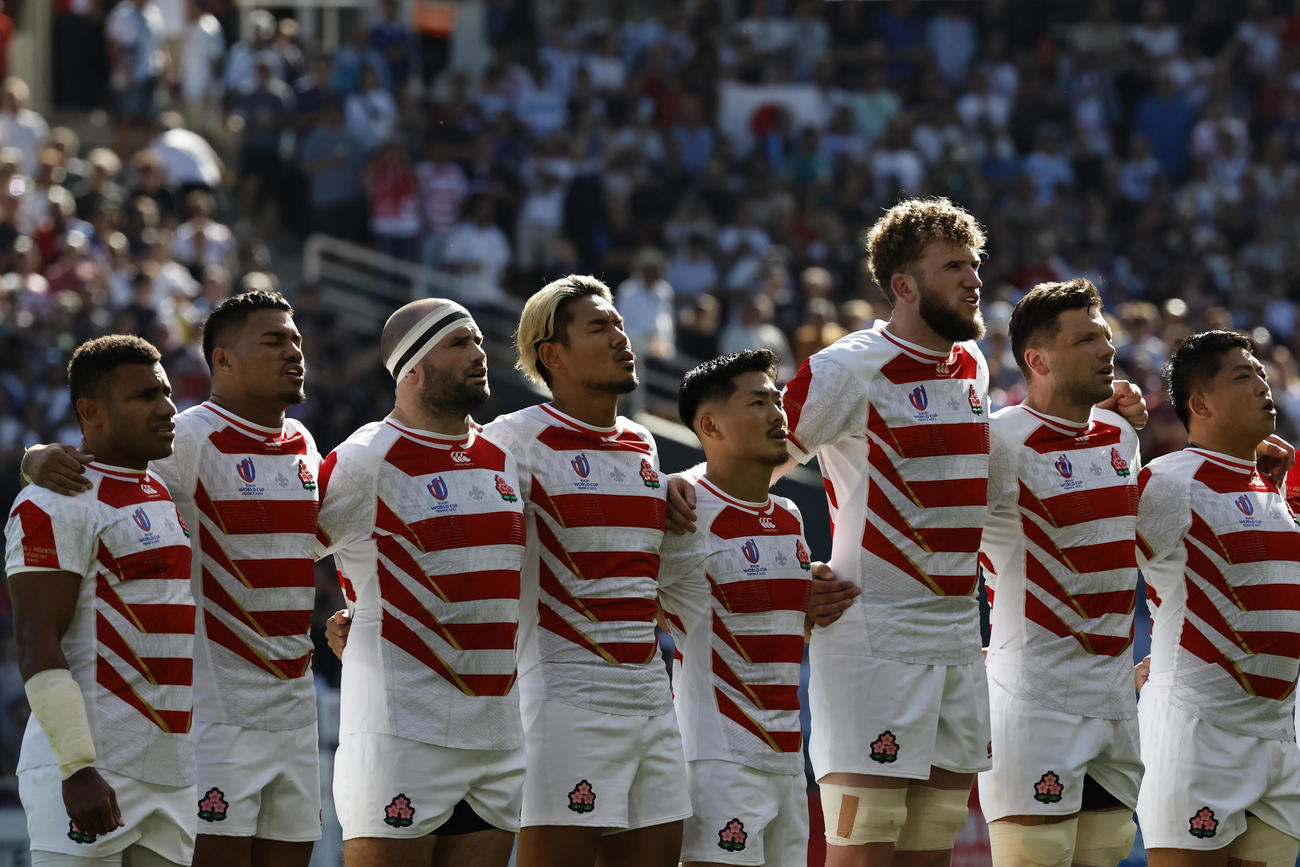 試合前、君が代を歌う日本フィフティーン（AP)