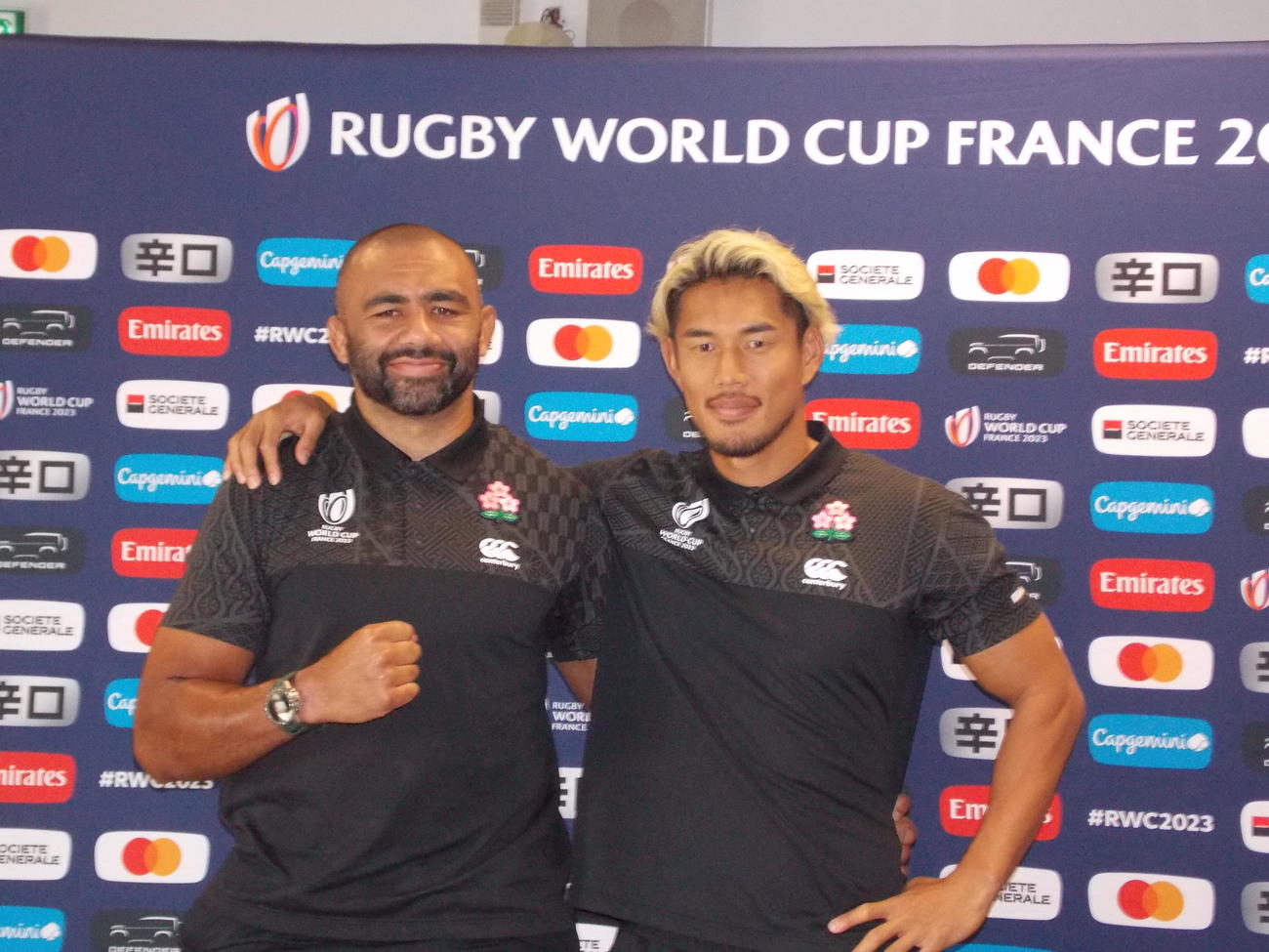 ナント近郊での前日練習後、記者会見に臨んだ同い年の日本代表リーチ・マイケル（左）と山中亮平