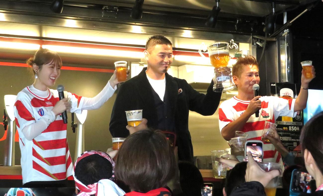 来場者と乾杯する五郎丸歩氏（中央）ら（撮影・峯岸佑樹）