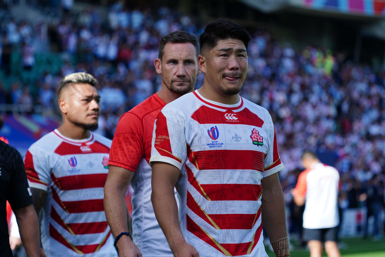 日本対アルゼンチン　アルゼンチンに敗れ、悔しそうな表情でグラウンドを歩く松田（撮影・パオロ　ヌッチ）