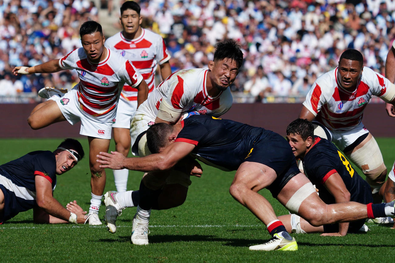 日本対アルゼンチン　後半、激しく競り合うNO8姫野（撮影・パオロ　ヌッチ）