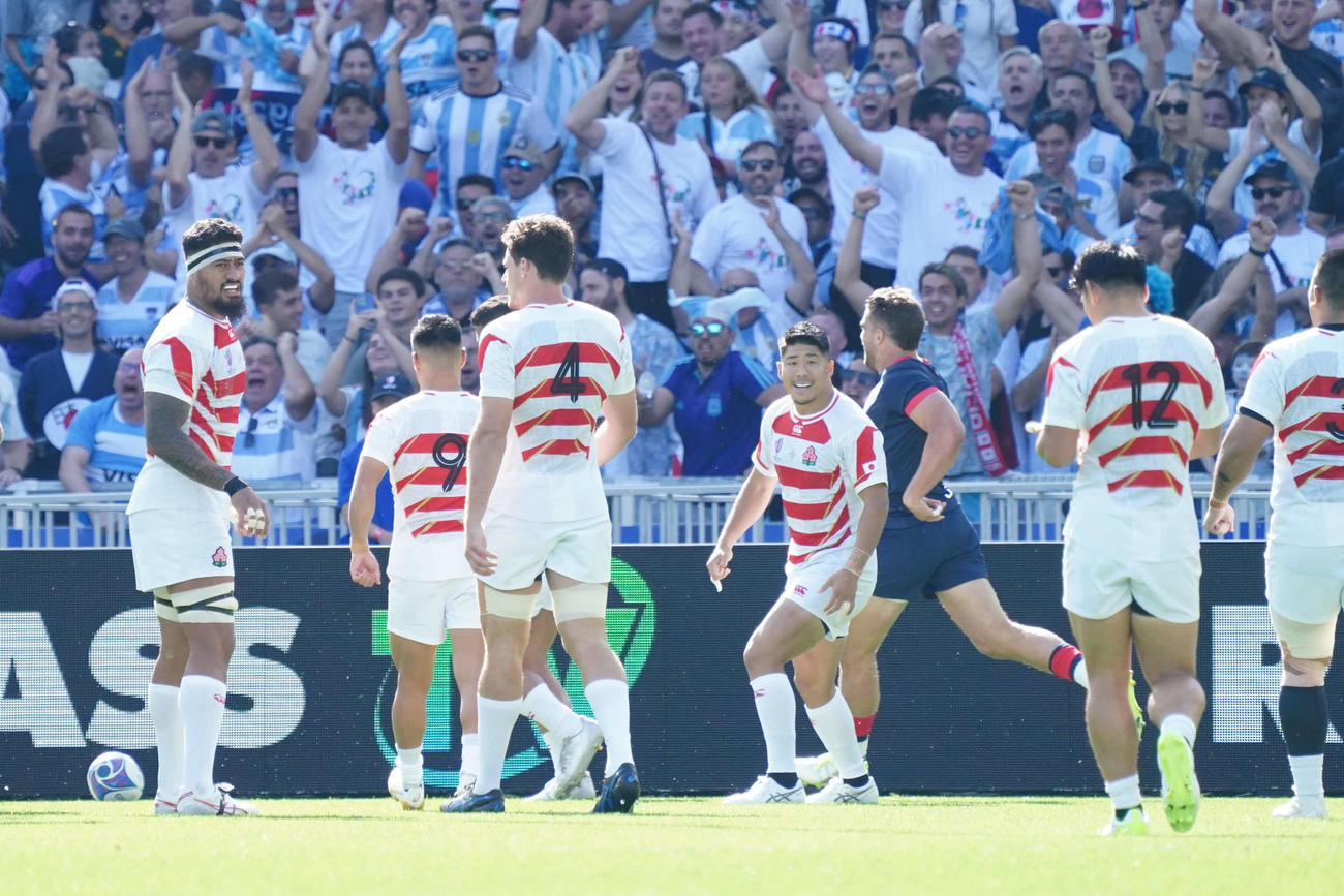 日本対アルゼンチン　アルゼンチンに最初のトライを決められ悔しがる日本代表フィフティーン（2023年10月8日撮影）