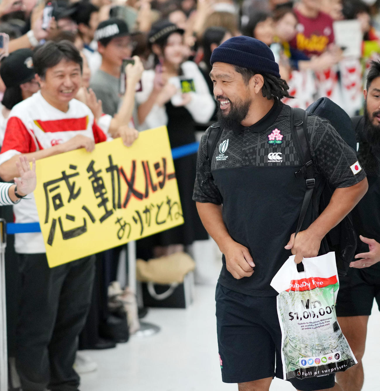 ラグビーW杯フランス大会から帰国し笑顔を見せる堀江（撮影・横山健太）
