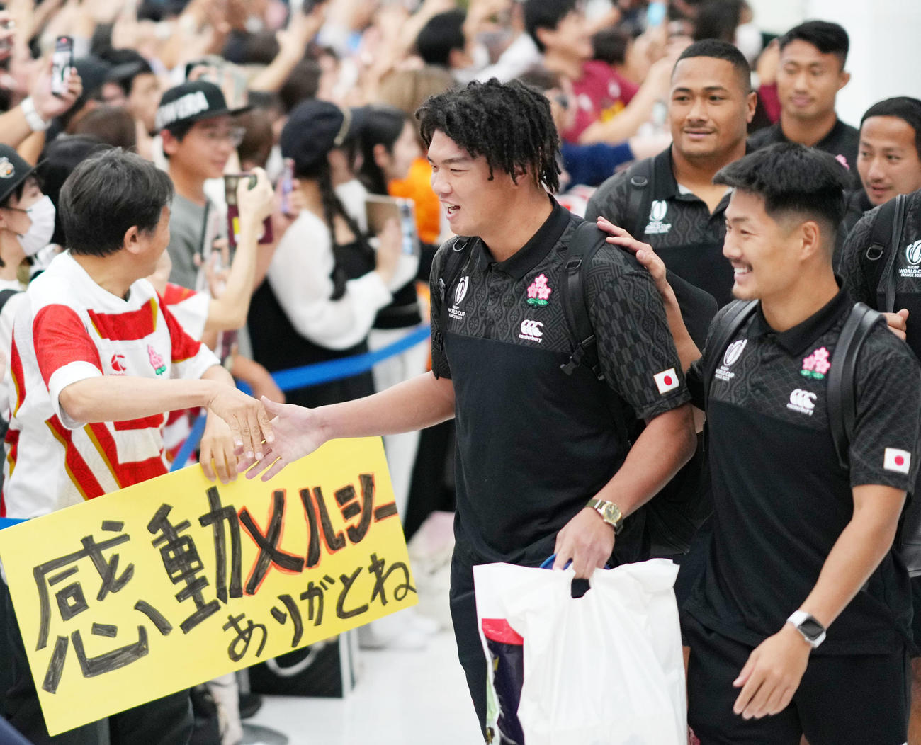 ラグビーW杯フランス大会から帰国した福井（左）と福田（右）（撮影・横山健太）