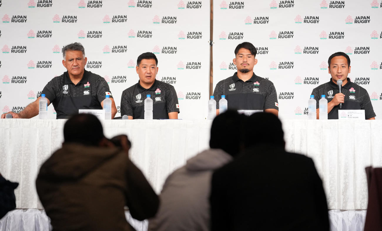 会見に出席した、左からジェイミー・ジョセフHC、1人おいて姫野、流（撮影・横山健太）