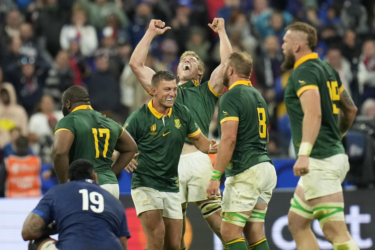 開催国フランスに勝利した南アフリカの選手ら（AP）