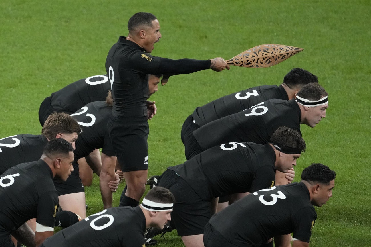 試合前にハカ「カパオパンゴ」を披露するニュージーランド代表オールブラックス（AP）