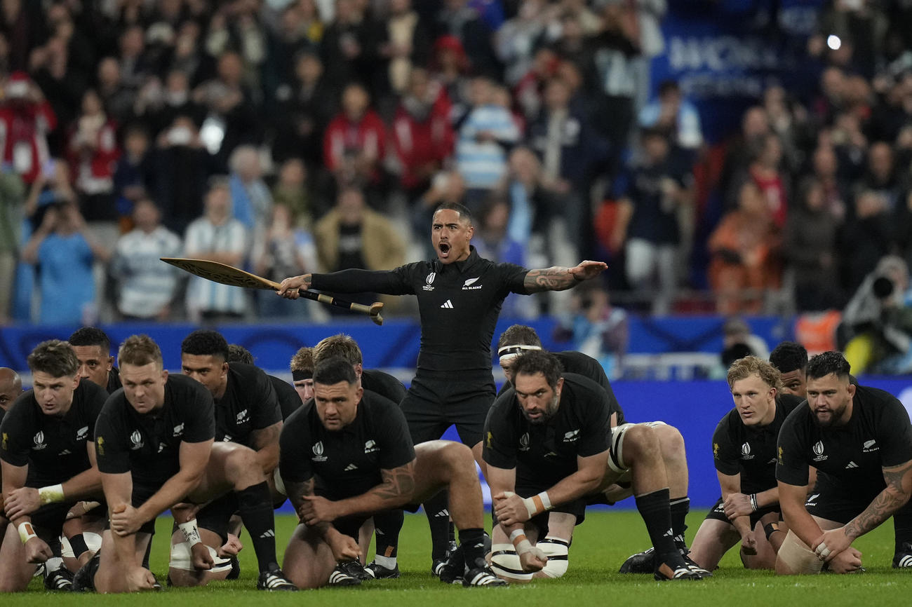 試合前にハカ「カパオパンゴ」を披露するニュージーランド代表オールブラックス（AP）