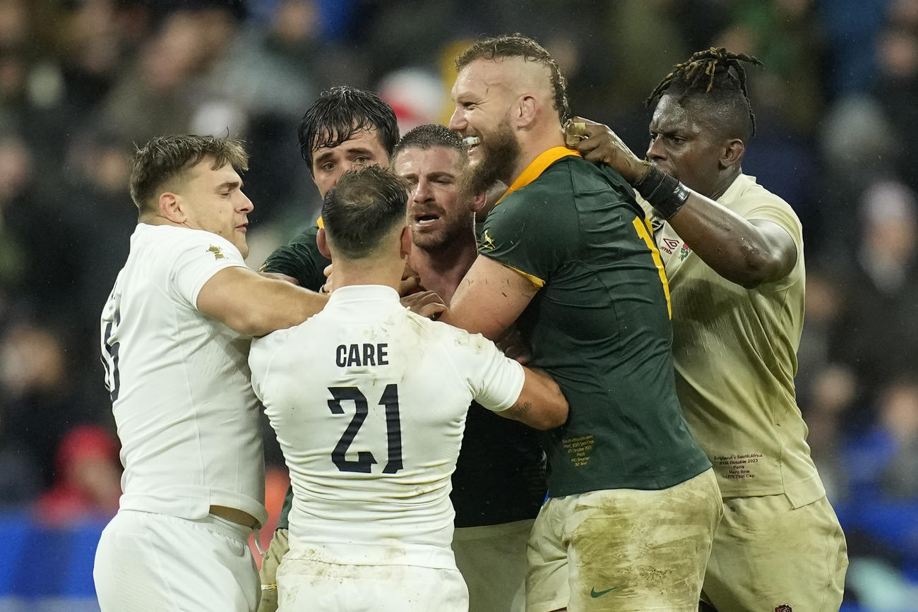 もみ合いになるイングランドと南アフリカの選手ら（AP）
