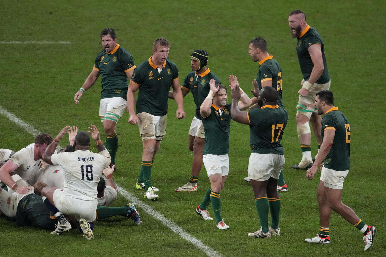 イングランドに逆転勝利した南アフリカの選手ら（AP）